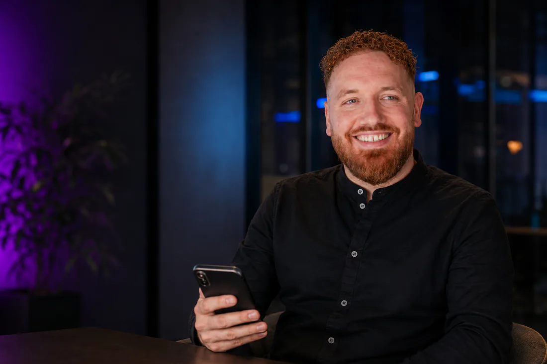 Medewerker van DPS Media met telefoon in de hand